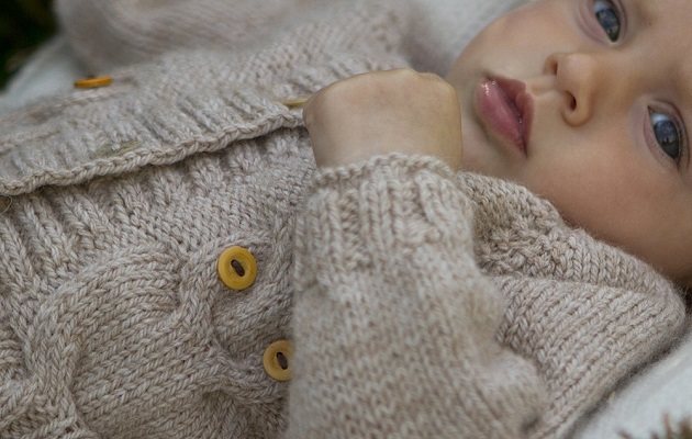 Вязаные кофточки для новорожденных спицами с описанием и выкройками для начинающих