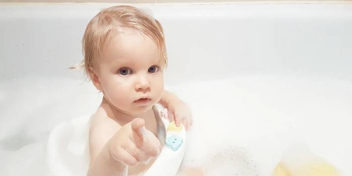 Боязнь мыть волосы нередко возникает из-за того, что пока малыш маленький с ним не особо «церемонятся» — намылили голову, ополоснули волосы, и никто никуда с подводной лодки не денется. Боязнь мыть волосы нередко возникает из-за того, что пока малыш маленький с ним не особо «церемонятся» — намылили голову, ополоснули волосы, и никто никуда с подводной лодки не денется.