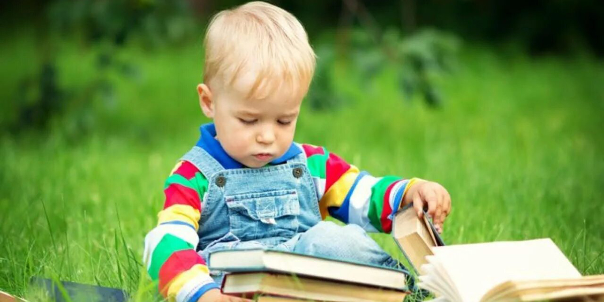 Даже когда кажется, что еще совсем рано думать о чтении, среди игрушек ребенка должны быть и книжки — самодельные тряпичные, энциклопедии для малышей (где текста нет, а по темам представлены разные картинки), книжки для купания, потешки, напечатанные на т Даже когда кажется, что еще совсем рано думать о чтении, среди игрушек ребенка должны быть и книжки — самодельные тряпичные, энциклопедии для малышей (где текста нет, а по темам представлены разные картинки), книжки для купания, потешки, напечатанные на т