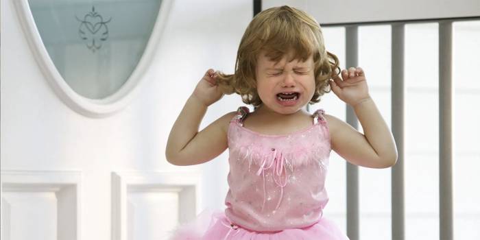 сли ребенок в истерике упал на пол, а сил (да и желания) мамы не хватит на того, чтобы его поднять — когда ребенок выворачивается, извивается, брыкается, кусается и т.д. — стоит оставить попытки его поднять. сли ребенок в истерике упал на пол, а сил (да и желания) мамы не хватит на того, чтобы его поднять — когда ребенок выворачивается, извивается, брыкается, кусается и т.д. — стоит оставить попытки его поднять.