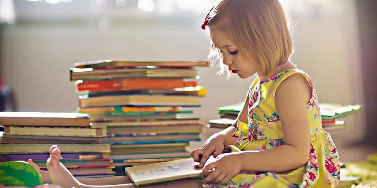 Когда ребенок берет книгу с полки и просит почитать, — не нужно ему отказывать, наоборот, важно заметить интерес к книге, и не дать ему исчезнуть. Когда ребенок берет книгу с полки и просит почитать, — не нужно ему отказывать, наоборот, важно заметить интерес к книге, и не дать ему исчезнуть.