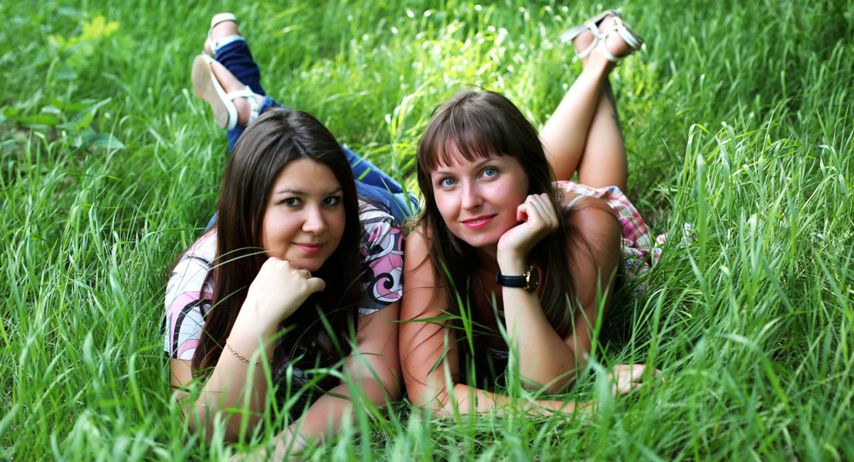 люблю лучшую подругу на траве люблю лучшую подругу на траве