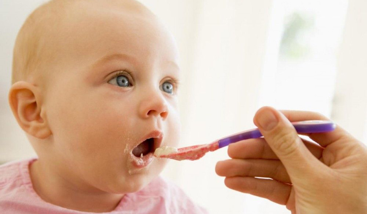 Для первой пробы можно выбрать готовое «магазинное» пюре, а можно приготовить пюре самим, к примеру, растолочь дольку банана и перемешать его с небольшим количеством грудного молока или смеси. Для первой пробы можно выбрать готовое «магазинное» пюре, а можно приготовить пюре самим, к примеру, растолочь дольку банана и перемешать его с небольшим количеством грудного молока или смеси.