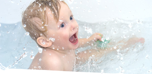 Во всех книгах по уходу за ребенком написано черным по белому, что температура воды для купания не должна превышать 36-37 градусов. Во всех книгах по уходу за ребенком написано черным по белому, что температура воды для купания не должна превышать 36-37 градусов.