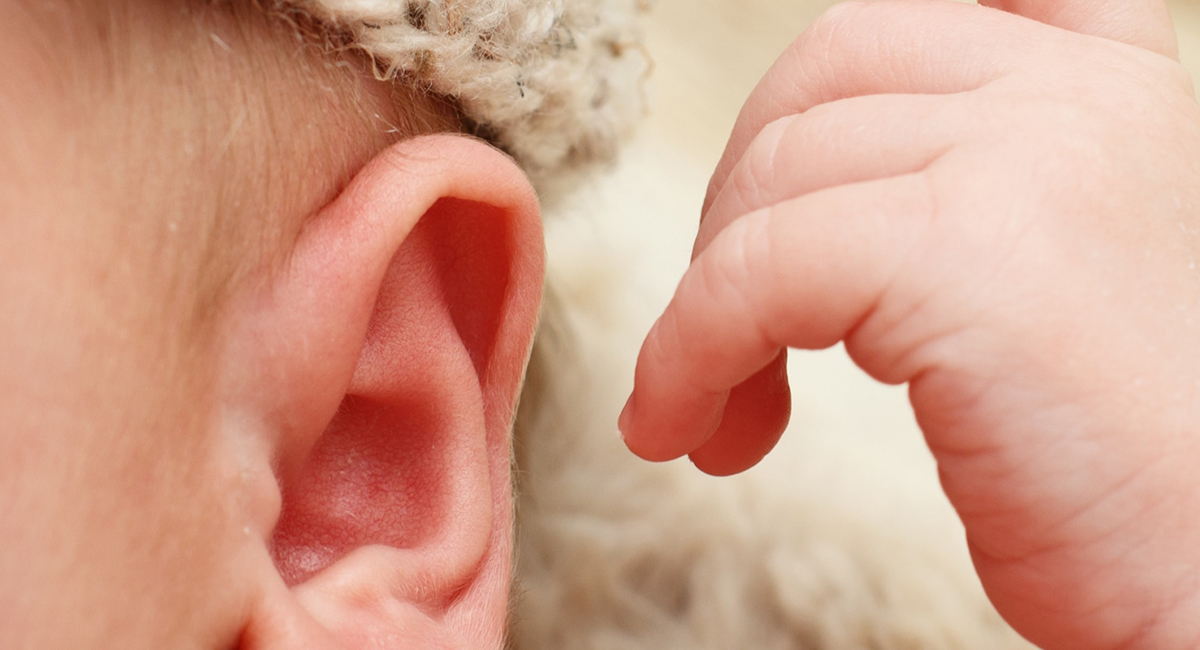 Основные симптомы, которые могут указывать на то, что простудное заболевание привело к отиту, таковы: из носа идут все более густые выделения, появляются выделения из глаз, ребенок становится капризным и раздражительным, часто просыпается ночью, отказывае Основные симптомы, которые могут указывать на то, что простудное заболевание привело к отиту, таковы: из носа идут все более густые выделения, появляются выделения из глаз, ребенок становится капризным и раздражительным, часто просыпается ночью, отказывае