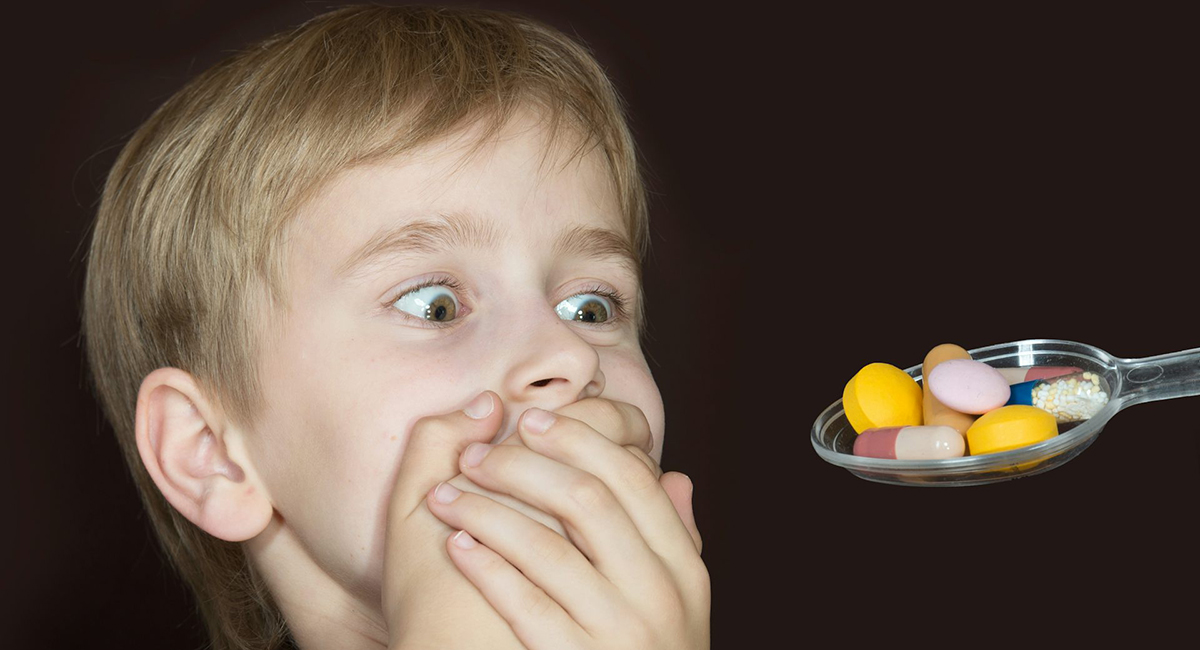 Действует, если ребенку меньше 3-х лет! Все таблетки, которые вы ему даете, надо растолочь в порошок. Растворять его лучше в подслащенной воде, сиропе или компоте. Действует, если ребенку меньше 3-х лет! Все таблетки, которые вы ему даете, надо растолочь в порошок. Растворять его лучше в подслащенной воде, сиропе или компоте.