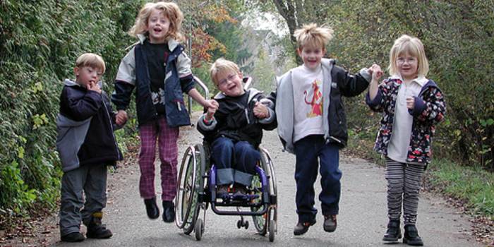 Есть в деле «укрывательства» и психологический момент — скрывая что-то о здоровье своего ребенка или об особенностях его характера и тому подобное, родители вселяют в него огромный комплекс неполноценности. Есть в деле «укрывательства» и психологический момент — скрывая что-то о здоровье своего ребенка или об особенностях его характера и тому подобное, родители вселяют в него огромный комплекс неполноценности.