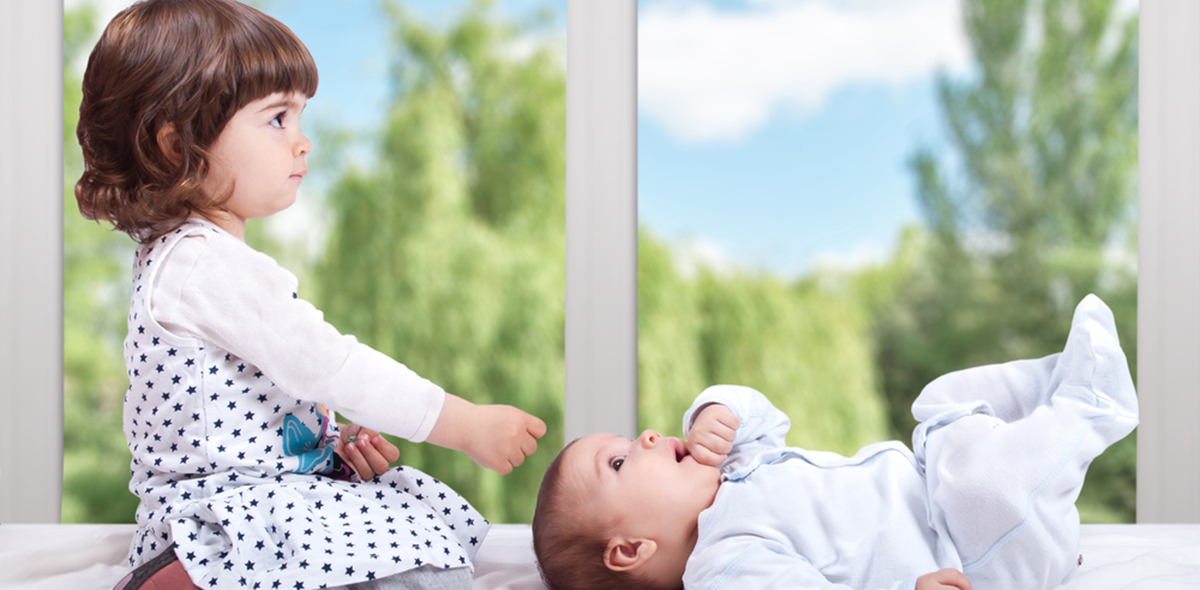 К середине беременности старший ребенок нередко сам отказывается от груди. Врачи объясняют это тем, что молока становится меньше, и оно меняет вкус. Если к моменту отказа малышу уже исполнилось 9-12 месяцев, то расстраиваться не стоит. К середине беременности старший ребенок нередко сам отказывается от груди. Врачи объясняют это тем, что молока становится меньше, и оно меняет вкус. Если к моменту отказа малышу уже исполнилось 9-12 месяцев, то расстраиваться не стоит.