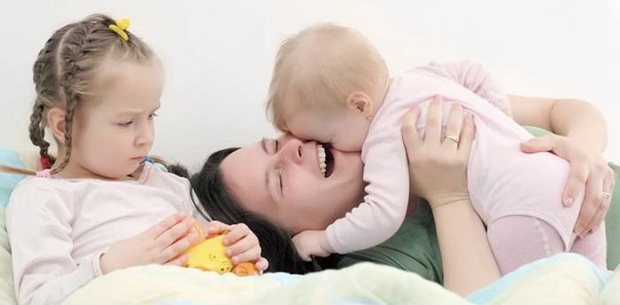 Решить прекратить кормить грудью может мама, а не ребенок. И это решение также имеет полное право на существование. Главное, не делать этого резко (это может быть вредно для всех троих — мамы, будущего малыша и первенца) и желательно после 12 недель берем Решить прекратить кормить грудью может мама, а не ребенок. И это решение также имеет полное право на существование. Главное, не делать этого резко (это может быть вредно для всех троих — мамы, будущего малыша и первенца) и желательно после 12 недель берем