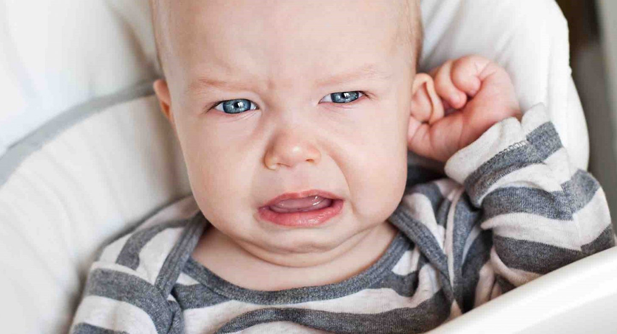 При единичном и неотягченном эпизоде отита это будут ушные капли (помните — их необходимо закапывать только теплыми!) и противопростудные средства, а также средства для укрепления иммунитета. При единичном и неотягченном эпизоде отита это будут ушные капли (помните — их необходимо закапывать только теплыми!) и противопростудные средства, а также средства для укрепления иммунитета.