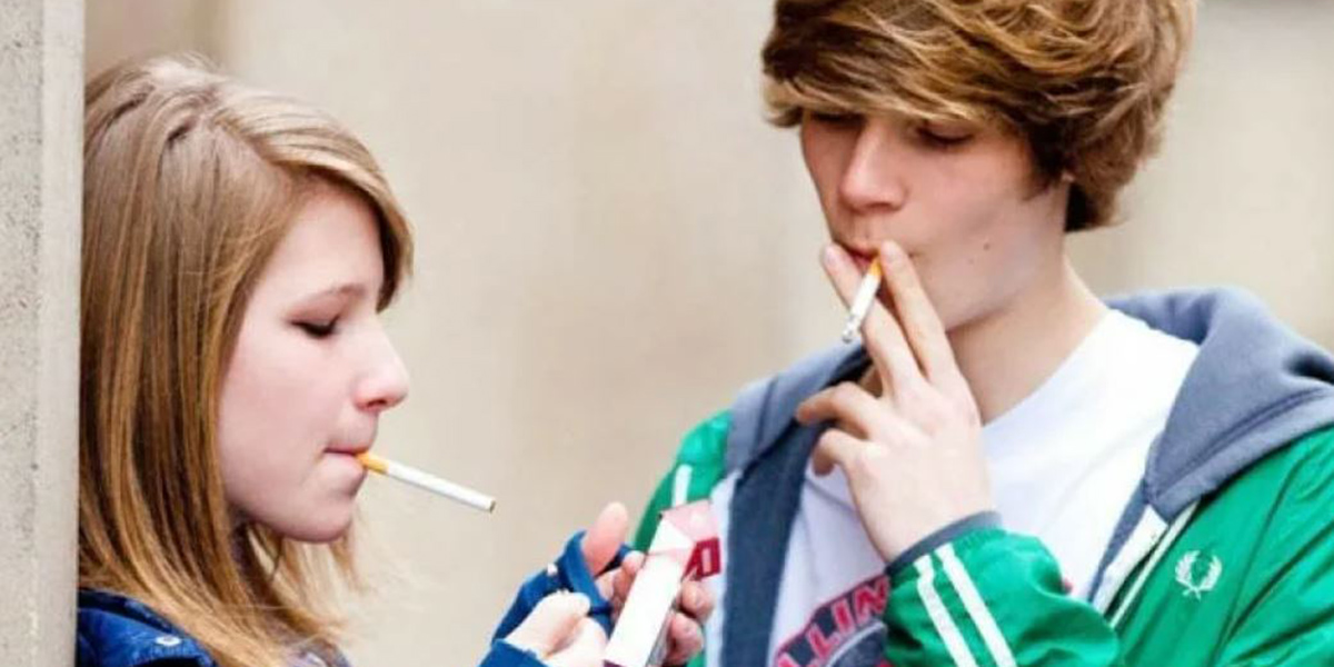 Дети в России начинают курить примерно с 8 лет, принимать алкоголь — с 13-15. Дети в России начинают курить примерно с 8 лет, принимать алкоголь — с 13-15.