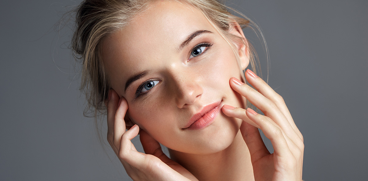 Чтобы скрыть прыщи, большинство девушек старается замазать их наибольшим количеством маскирующих средств и тонального крема. Чтобы скрыть прыщи, большинство девушек старается замазать их наибольшим количеством маскирующих средств и тонального крема.